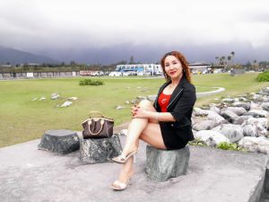 魅力熟姐甜甜把大腿一翘给她拍照太幸福