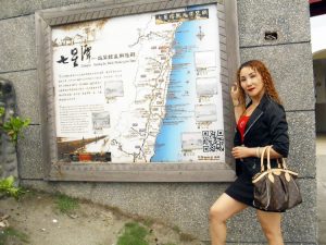 魅力熟姐甜甜把大腿一翘给她拍照太幸福