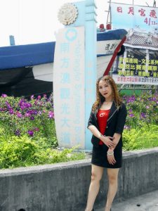 魅力熟姐甜甜把大腿一翘给她拍照太幸福