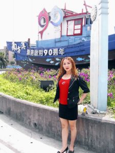 魅力熟姐甜甜把大腿一翘给她拍照太幸福