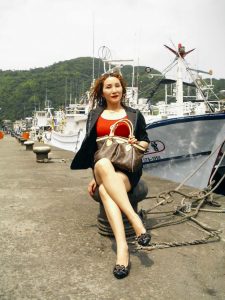 魅力熟姐甜甜把大腿一翘给她拍照太幸福