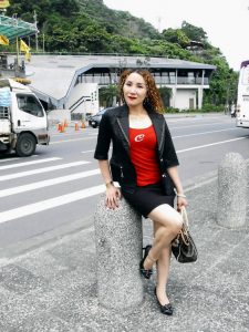 魅力熟姐甜甜把大腿一翘给她拍照太幸福