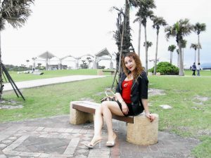 魅力熟姐甜甜把大腿一翘给她拍照太幸福