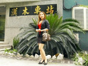 魅力熟姐甜甜把大腿一翘给她拍照太幸福