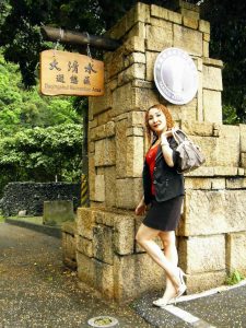 魅力熟姐甜甜把大腿一翘给她拍照太幸福