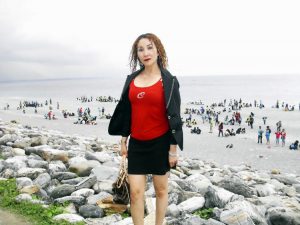 魅力熟姐甜甜把大腿一翘给她拍照太幸福