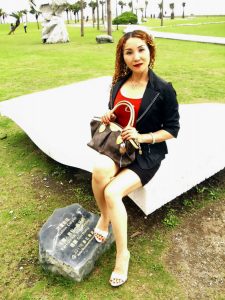 魅力熟姐甜甜把大腿一翘给她拍照太幸福