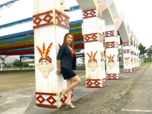 魅力熟姐甜甜把大腿一翘给她拍照太幸福