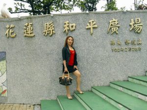 魅力熟姐甜甜把大腿一翘给她拍照太幸福