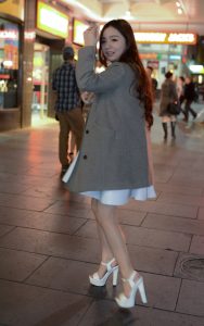 长发人妻脚踩白色高跟鞋这是要回家吗