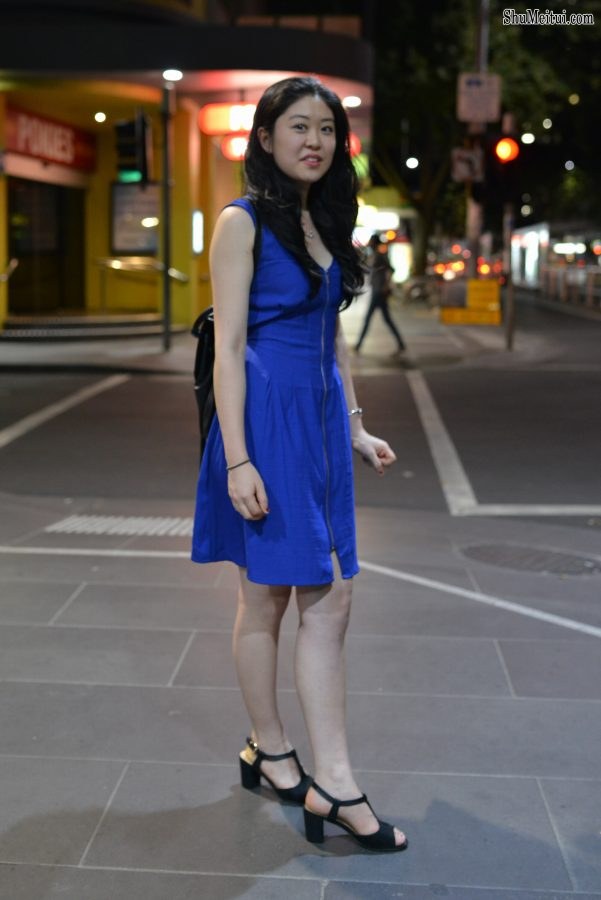 夜晚路边拍摄长发美姐的白皙腿[第1张/共2张]