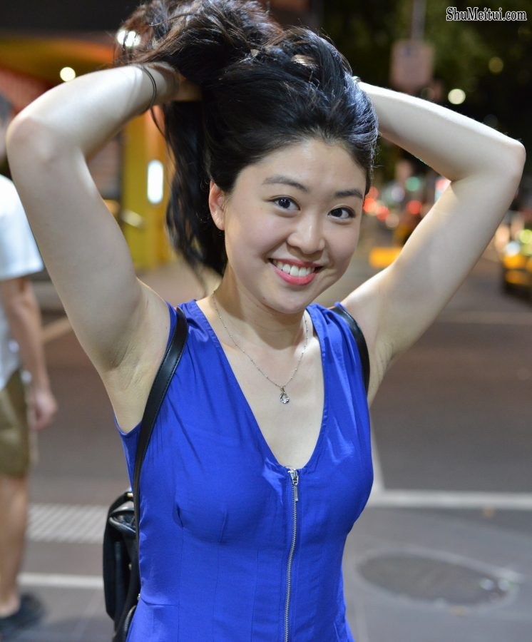 夜晚路边拍摄长发美姐的白皙腿[第2张/共2张]