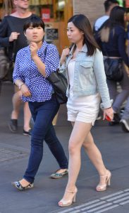 街头摄影短裤美白腿女人