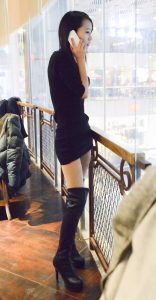 穿黑色长皮靴的高挑妹子