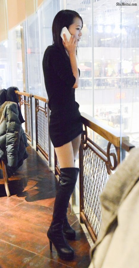 穿黑色长皮靴的高挑妹子[第1张/共3张]