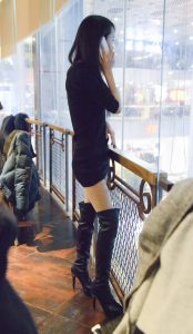 穿黑色长皮靴的高挑妹子