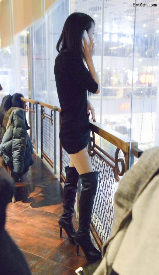 穿黑色长皮靴的高挑妹子[第2张/共3张]