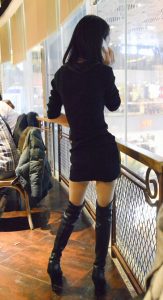 穿黑色长皮靴的高挑妹子