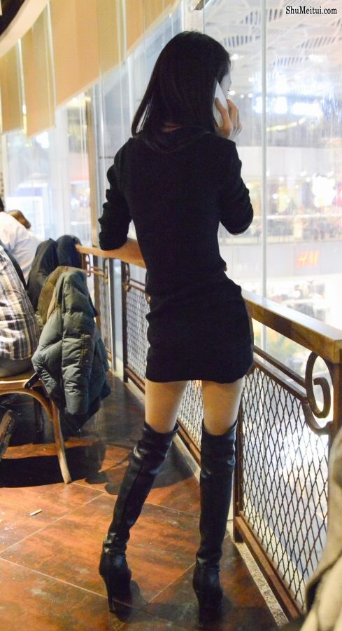 穿黑色长皮靴的高挑妹子[第3张/共3张]