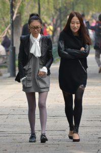 公园里几个素颜美女