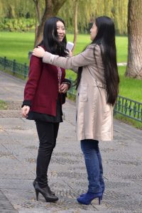 公园里几个素颜美女