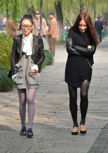 公园里几个素颜美女