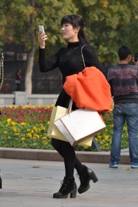 公园里几个素颜美女