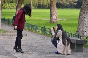 公园里几个素颜美女