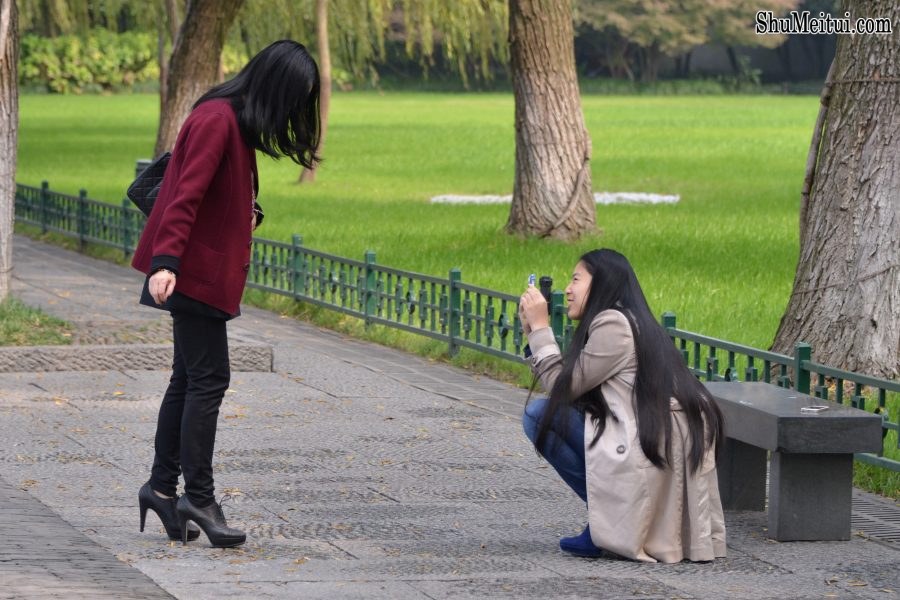 公园里几个素颜美女[第8张/共10张]