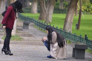 公园里几个素颜美女