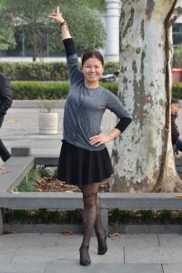 在广场跳舞的开朗大姐圆点黑丝裙角飞扬