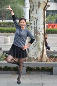 在广场跳舞的开朗大姐圆点黑丝裙角飞扬