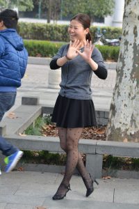 在广场跳舞的开朗大姐圆点黑丝裙角飞扬