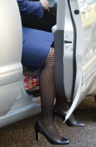 穿黑色网袜的国外熟妇下车瞬间