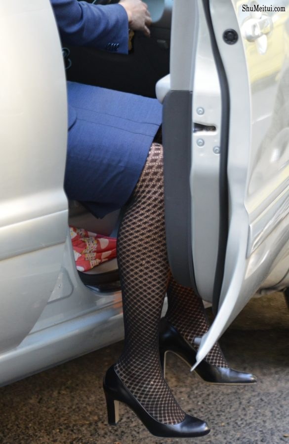 穿黑色网袜的国外熟妇下车瞬间[第2张/共4张]