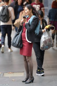 街头拍摄穿丝袜的细腿气质美女