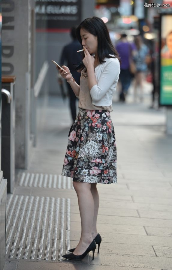 抽烟的花裙小姐姐踩性感高跟鞋[第1张/共6张]