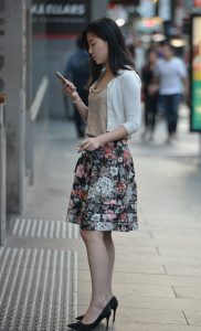 抽烟的花裙小姐姐踩性感高跟鞋