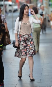 抽烟的花裙小姐姐踩性感高跟鞋