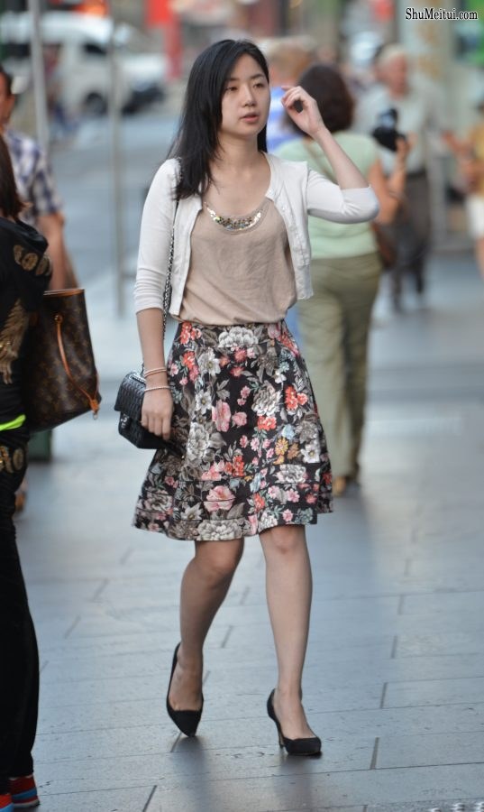 抽烟的花裙小姐姐踩性感高跟鞋[第3张/共6张]