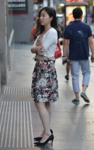 抽烟的花裙小姐姐踩性感高跟鞋