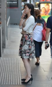 抽烟的花裙小姐姐踩性感高跟鞋