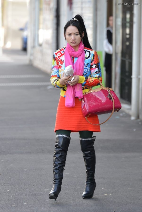 留着长马尾的美妇穿细跟长皮靴被拍[第3张/共6张]