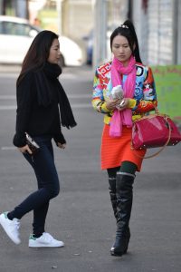 留着长马尾的美妇穿细跟长皮靴被拍