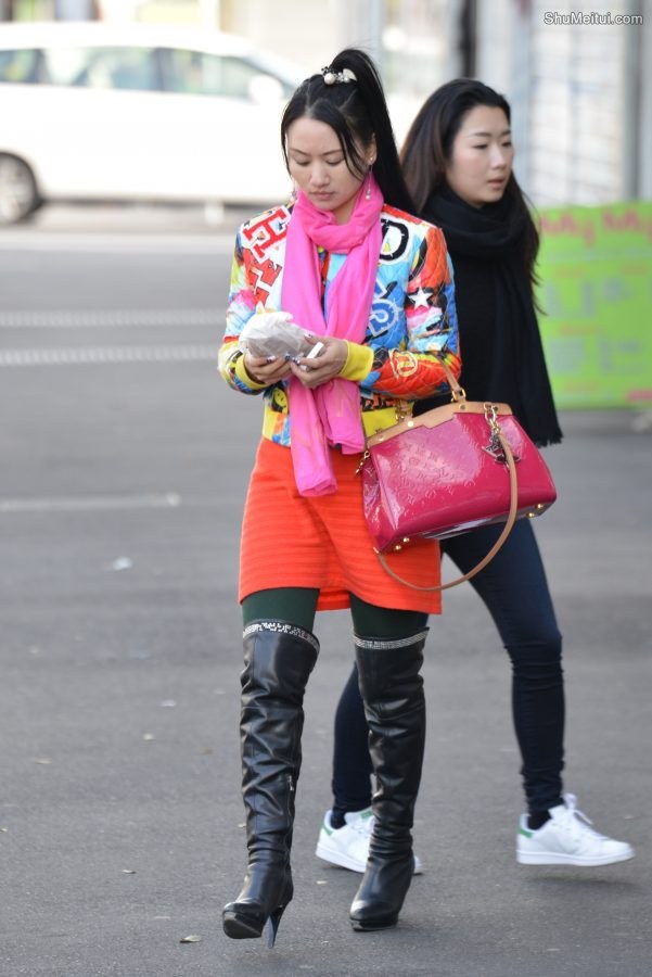 留着长马尾的美妇穿细跟长皮靴被拍[第5张/共6张]