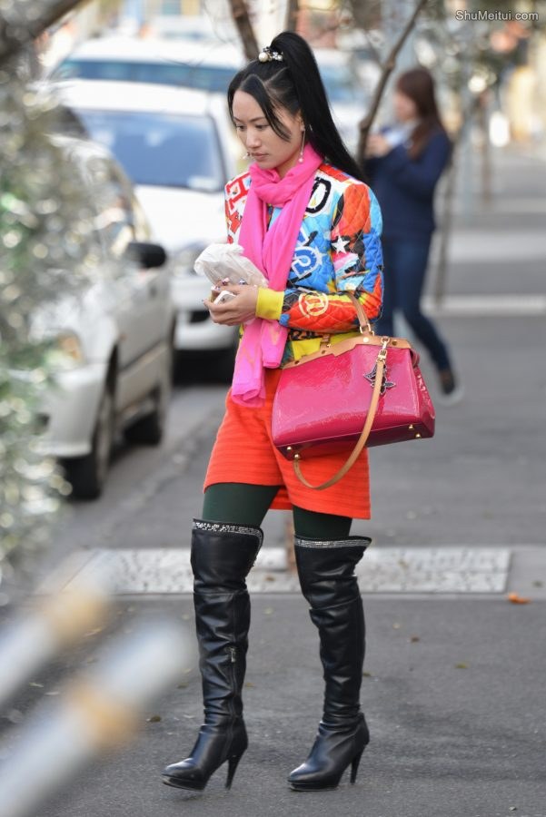 留着长马尾的美妇穿细跟长皮靴被拍[第6张/共6张]