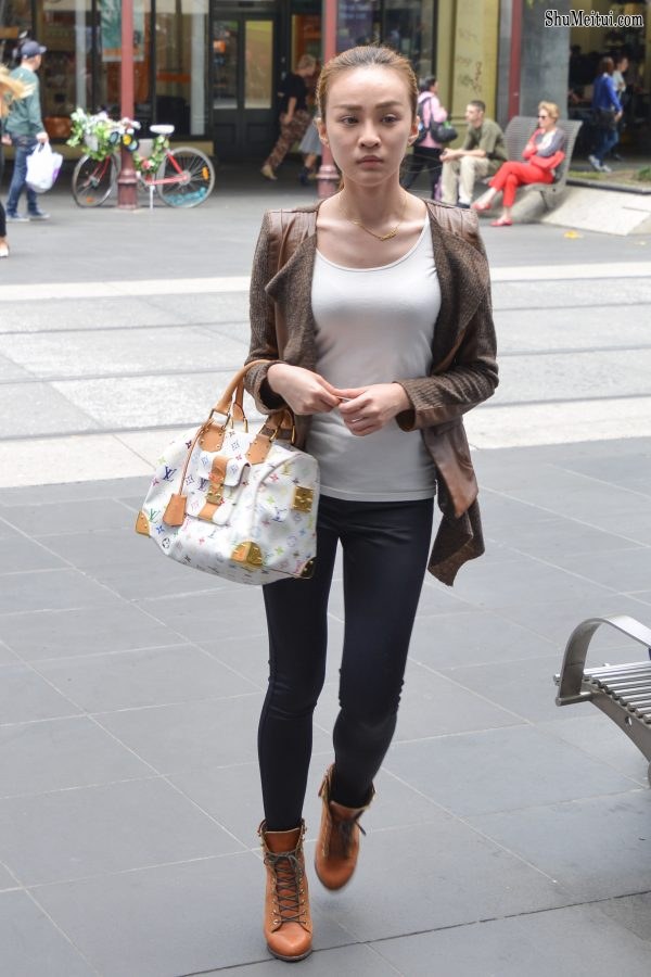 街头拍摄各式各样的美女高跟丝腿[第14张/共16张]