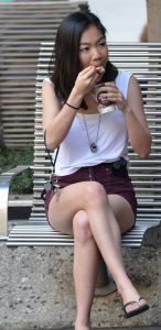 街拍有着一双圆润美腿的人妻吃吃吃