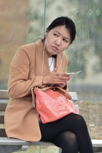 街拍坐在长椅上的厚黑色丝袜美腿