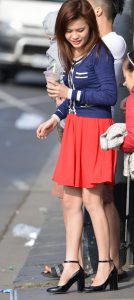 街拍染了黄发的妇女穿了粗跟鞋